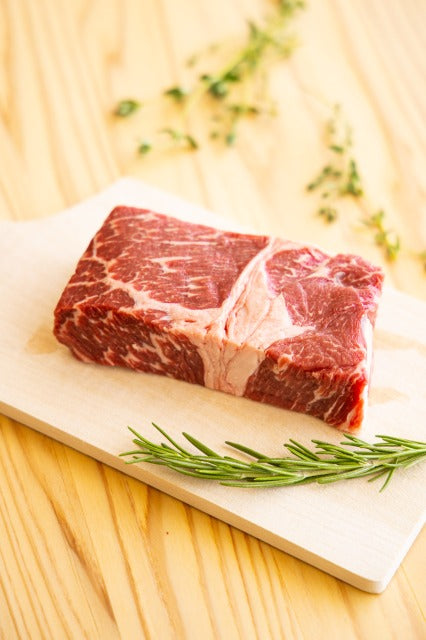 まな板の上に赤身肉と香菜